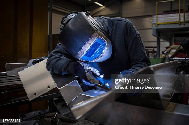 welder working in metal worshop - welder photos et images de collection