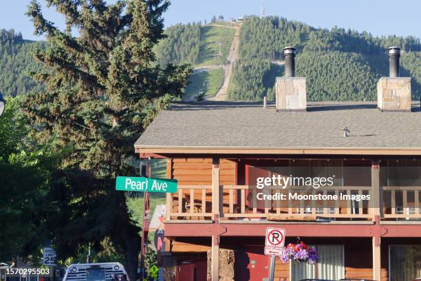 antler motel on pearl avenue at jackson (jackson hole) in teton county, wyoming - jackson hole mountain resort stockfoto's en -beelden