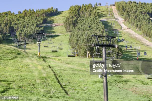 ski lift at snow king mountain in jackson (jackson hole) at teton county, wyoming - jackson hole mountain resort stockfoto's en -beelden