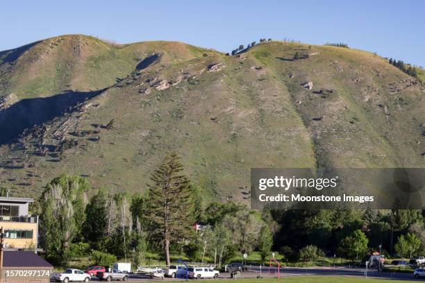 butte at jackson (jackson hole) in teton county, wyoming - jackson hole mountain resort stockfoto's en -beelden