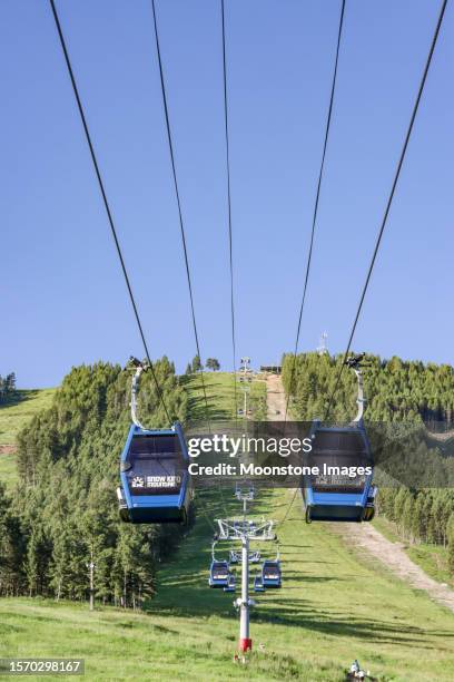 ski lift at snow king mountain in jackson (jackson hole) at teton county, wyoming - jackson hole mountain resort stockfoto's en -beelden