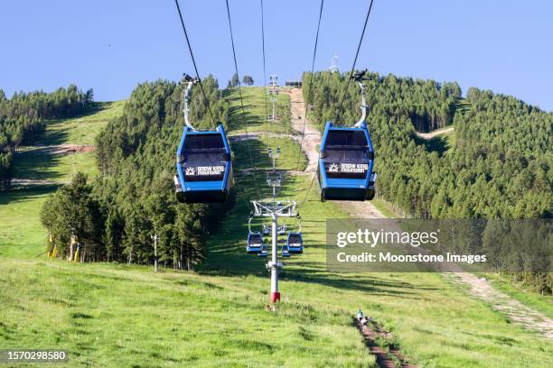 ski lift at snow king mountain in jackson (jackson hole) at teton county, wyoming - jackson hole mountain resort stock pictures, royalty-free photos & images