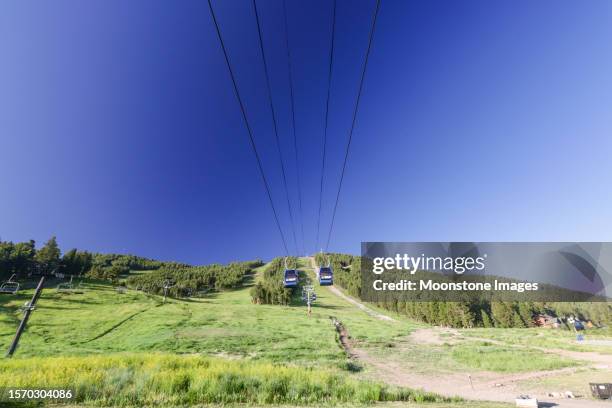 ski lift at snow king mountain in jackson (jackson hole) at teton county, wyoming - jackson hole mountain resort stockfoto's en -beelden