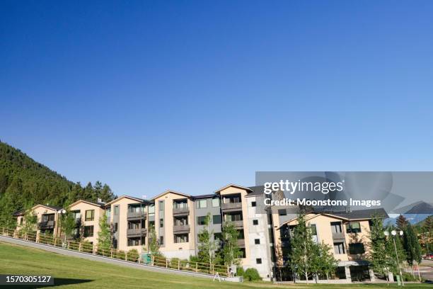 condominium at snow king mountain resort in jackson (jackson hole) in teton county, wyoming - jackson hole mountain resort stockfoto's en -beelden