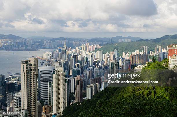 hong kong from victoria peak with mountains - andreaskoeberl stock-fotos und bilder