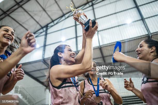l’équipe féminine de volleyball célèbre après avoir gagné un match sur le terrain de sport - champion-sportif photos et images de collection