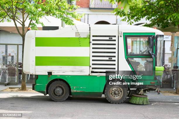 close-up of a cleaning truck sweeping the city streets outside of buildings, side view - city cleaning 個照片及圖片檔