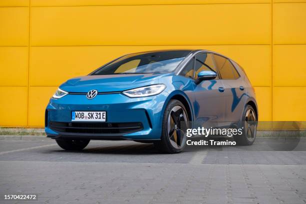 electric car volkswagen id.3 on a street - veículo com carroçaria de dois volumes com três ou cinco portas imagens e fotografias de stock