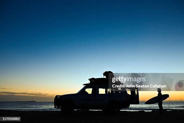 dakhla, surfers at sunset on the atlantic ocean. - city to surf stock-fotos und bilder