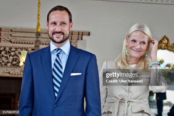 Crown Prince Haakon of Norway and Crown Princess Mette-Marit of Norway, smile as they meet with Sri Sultan Hamengkubuwono X and his wife Gusti...