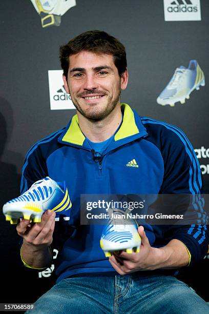 26 fotos imágenes de Iker Casillas Present New Adidas Predator Boots And Soccer Gloves - Getty