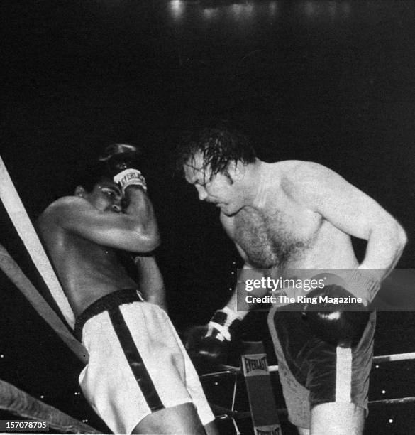 Muhammad Ali Ropes Chuck Vs The Ring Photos and Premium High Res Pictures - Getty Images
