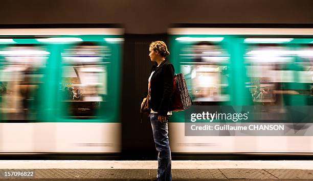 waiting subway - 地下鉄電車 ストックフォトと画像