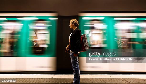 waiting subway - comboio de metropolitano imagens e fotografias de stock