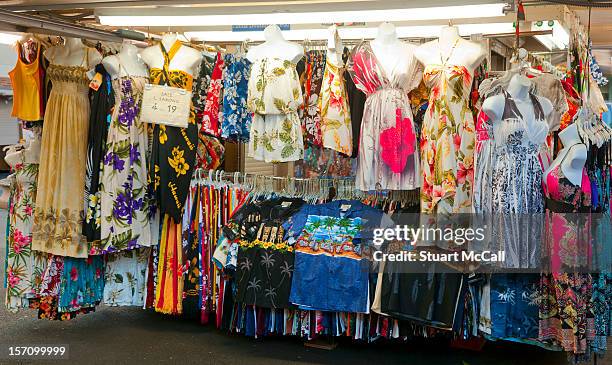 hawaiian print clothing for sale on a market stall - hawaii hemd stock-fotos und bilder