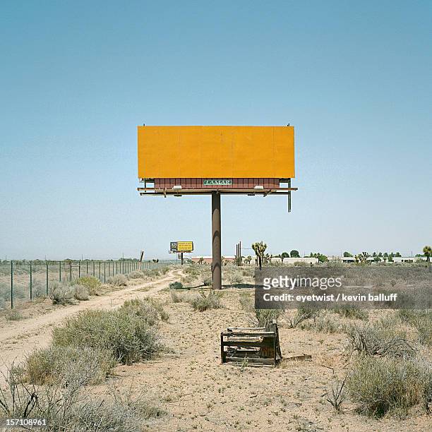 blank yellow billboard - abwesenheit schild stock-fotos und bilder