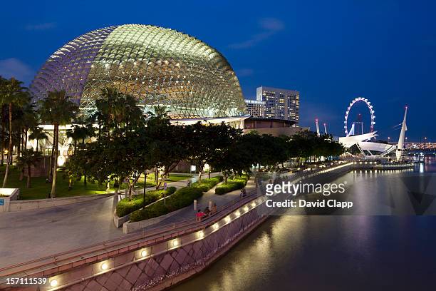 the theatre on the bay, singapore - teatro esplanade fotografías e imágenes de stock