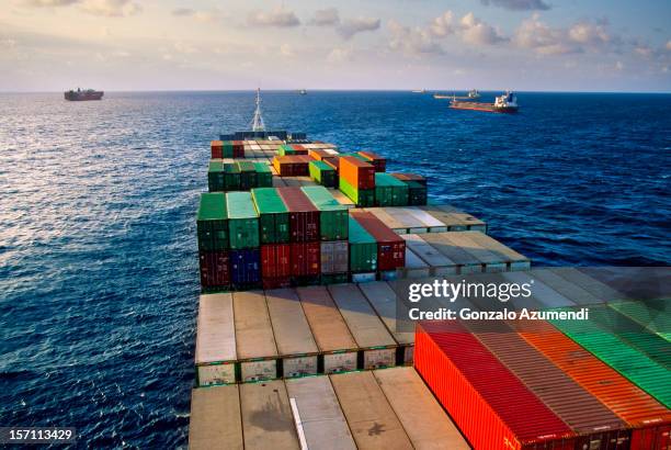 container ship transporting goods. - navire de commerce photos et images de collection