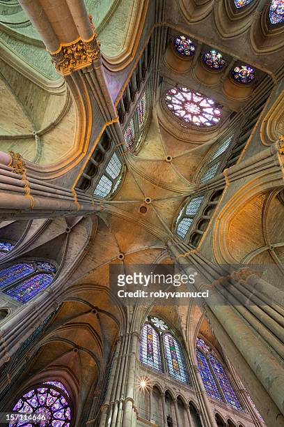 magnífica perspectiva de notre-dame de reims, francia bóveda de estilo catedral - reims cathedral fotografías e imágenes de stock