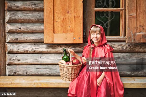 little red riding hood na frente de uma casa. - chapeuzinho vermelho criatura mítica - fotografias e filmes do acervo