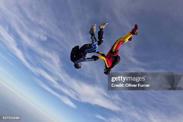 skydiving pair flying head down together - tomber en chute libre photos et images de collection