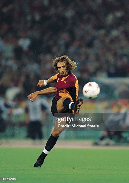 Gabriel Batistuta of AS Roma unleashes a shot at goal during the UEFA Champions League Group A match against Real Madrid played at the Stadio...