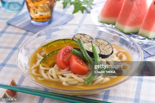 hiyashi curry udon - カレーうどん ストックフォトと画像