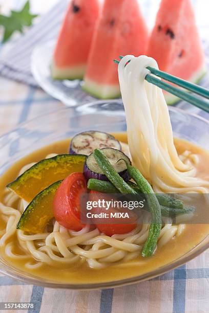 hiyashi curry udon - カレー�うどん ストックフォトと画像