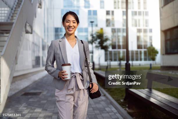 金融街の実業家の肖像画 - 女性　日本人　笑顔　30代 ストックフォトと画��像
