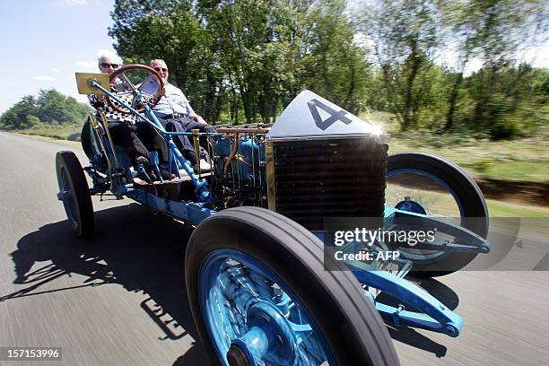 Photo d'Anne Thomson, Néo-zélandaise, prise au volant de sa Darracq 1906, voiture de course française entièrement restaurée, au Mans le 11 juin 2006....