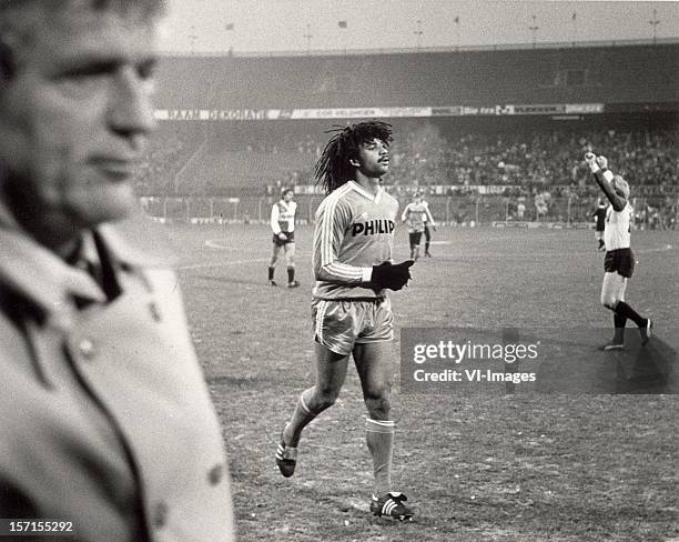 Coach Ab Fafie , Ruud Gullit of PSV during the Dutch cup match between Feyenoord and PSV at the Kuip stadium on November 24, 1986 at Rotterdam,...