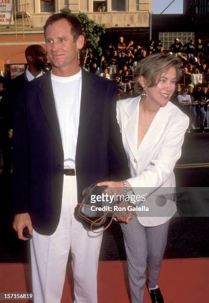 Actress Catherine O'Hara and husband Bo Welch attend the "Batman Returns" Hollywood Premiere on June 16, 1992 at Mann's Chinese Theatre in Hollywood,...