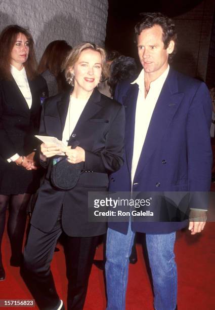 Actress Catherine O'Hara and husband Bo Welch attend the "Dave" Westwood Premiere on May 4, 1993 at Mann National Theatre in Westwood, California.