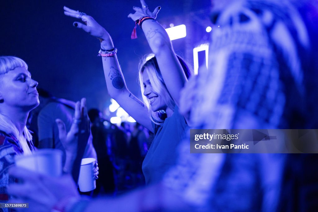 Dancing on music festival by night!