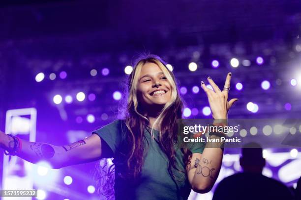 carefree woman having fun while dancing on a music festival at night. - techno stockfoto's en -beelden