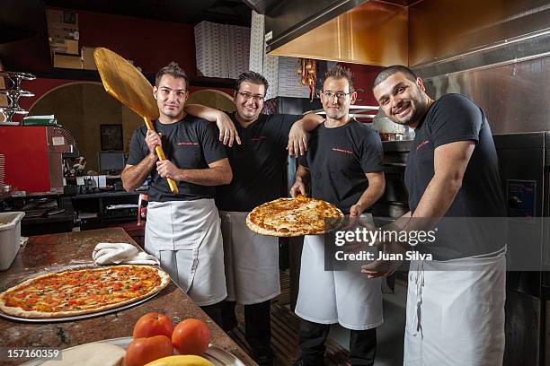 portrait of family owned restaurant workes - american pizza stock-fotos und bilder