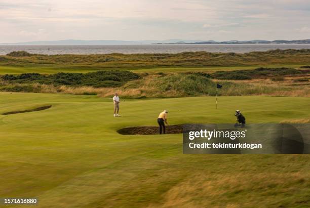 gente jugando campos de golf en irvine troon ayrshire cerca de glasgow escocia inglaterra reino unido - troon golf fotografías e imágenes de stock