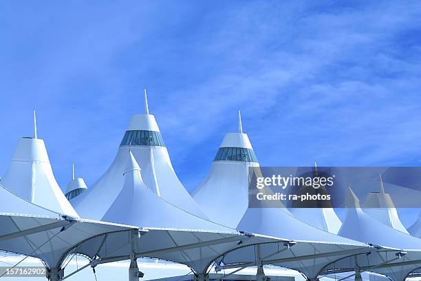 modernes gebäude - denver international airport stock-fotos und bilder