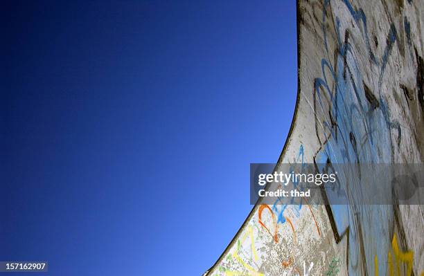 skate-auffahrt - skateboard pipe stock-fotos und bilder