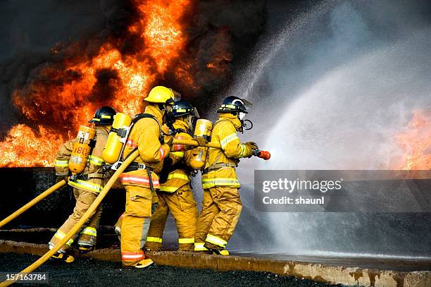 contra incendios - firefighter fotografías e imágenes de stock