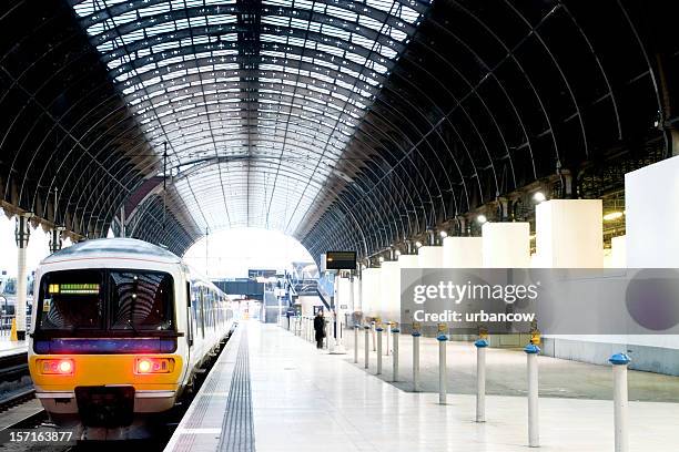 tren en la plataforma - paddington fotografías e imágenes de stock