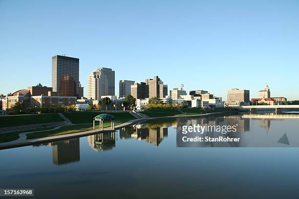 dayton morning cityscape skyline - dayton ohio stockfoto's en -beelden
