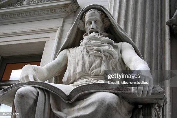 statue de pierre de sagesse dans la bibliothèque - gourou photos et images de collection