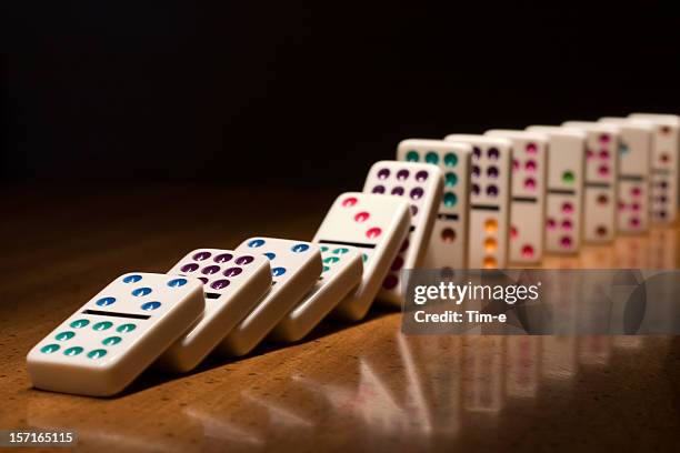 dominó - dominó fotografías e imágenes de stock
