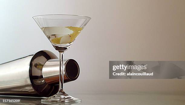 shaken, not stirred - martini stockfoto's en -beelden