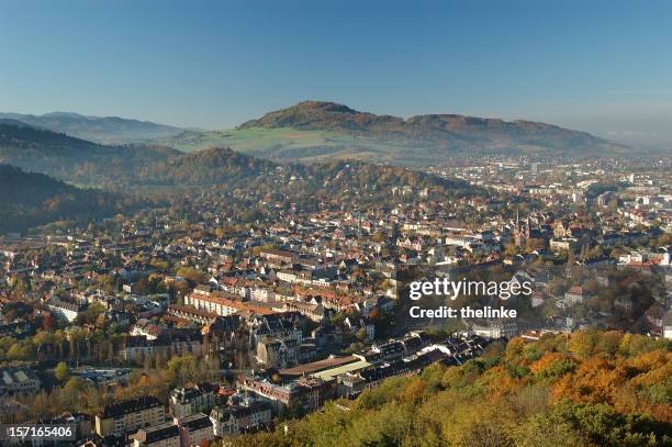blick auf freiburg im breisgau mit schönberg - freiburg im breisgau stock-fotos und bilder