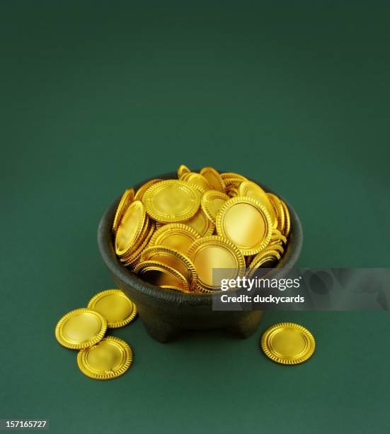 pot o' gold - pot of gold stock pictures, royalty-free photos & images