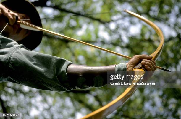 traditionelle langbogen archer - beugen oder biegen stock-fotos und bilder