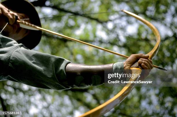 tradicional de arco largo archer - bow and arrow fotografías e imágenes de stock