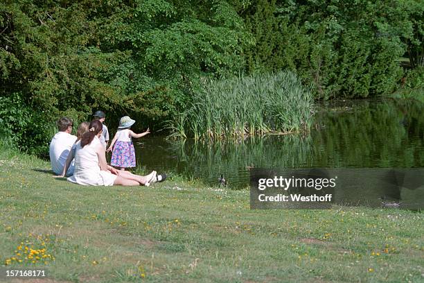 picknick mit der familie - bourton on the water stock-fotos und bilder